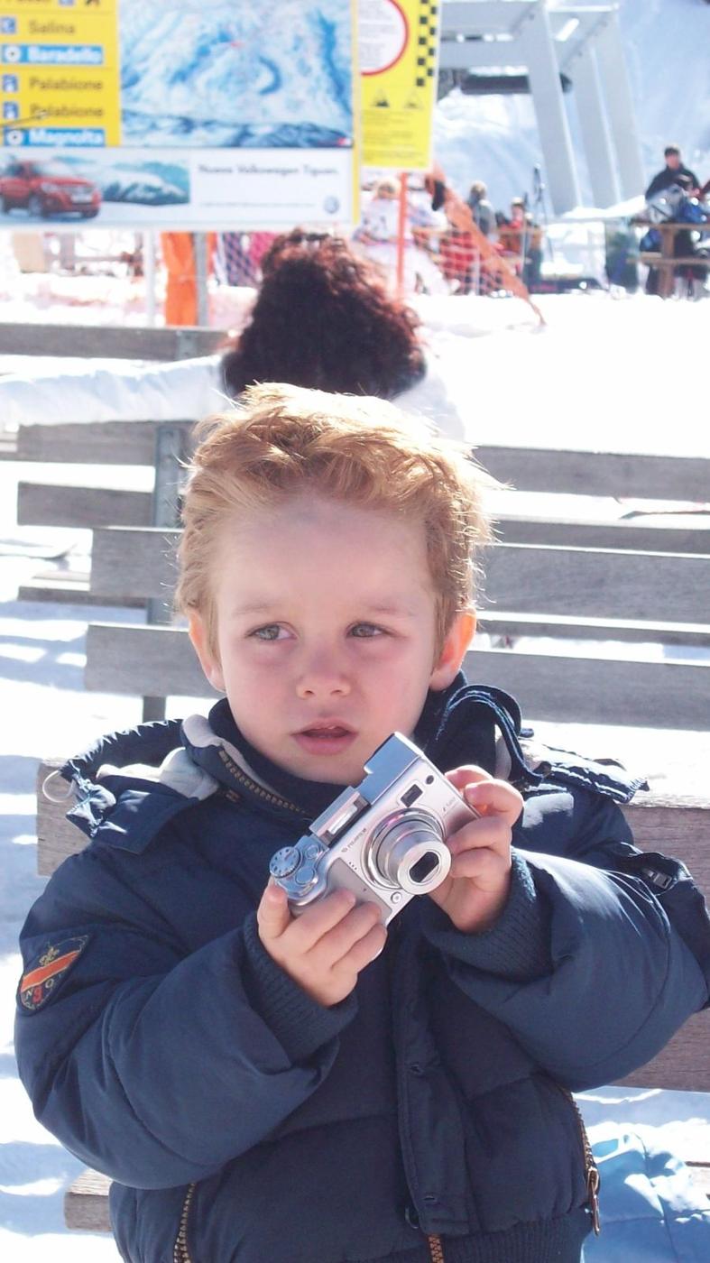 Giacomo da bambino con la sua prima fotocamera